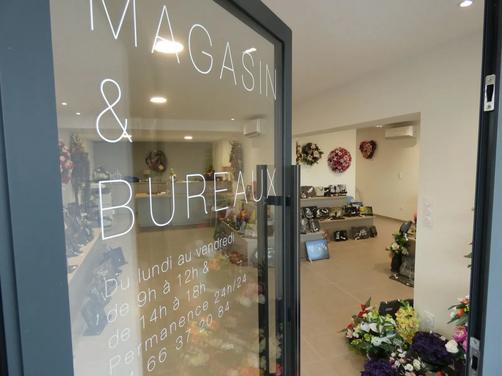 Plaques funéraires personnalisables, urnes funéraires, cercueils chez Pompes Funèbres CARRARE Remoulins et Montfrin