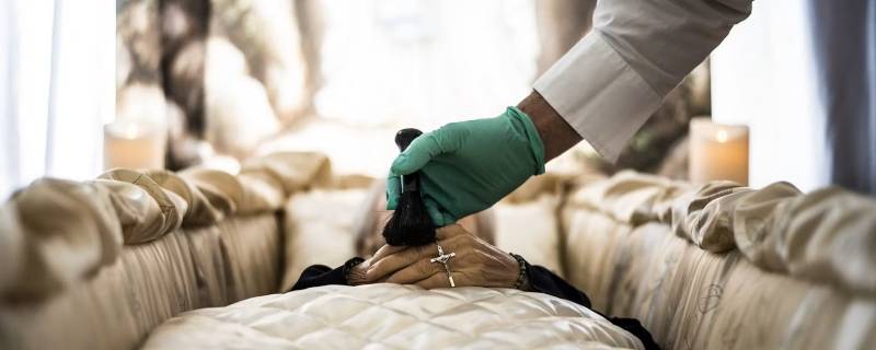 Soins de conservation pour présentation sereine du défunt avec toilette mortuaire assurée près de Théziers