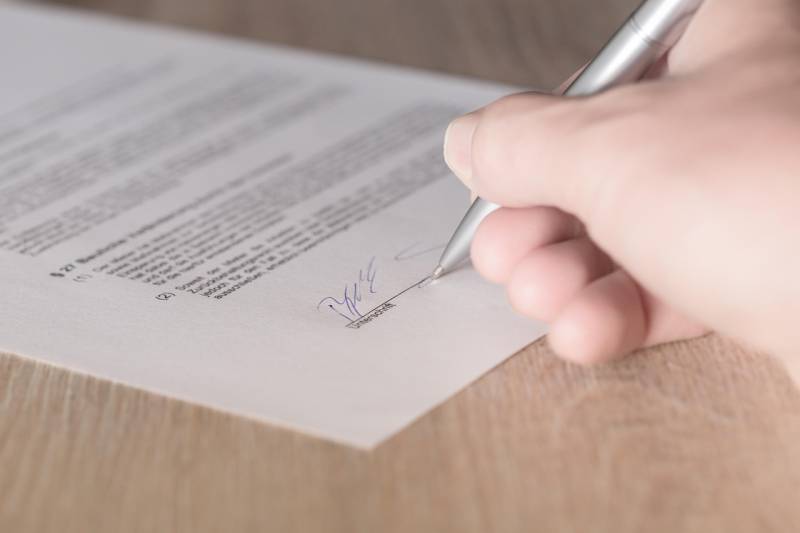 Peut-on modifier les clauses d'un contrat d'obèques après sa signature à Meynes proche Montfrin ?